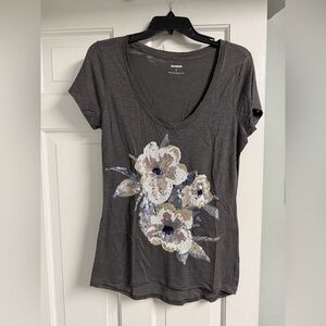 Express Women's Gray Sequin Floral V-Neck Tee - small